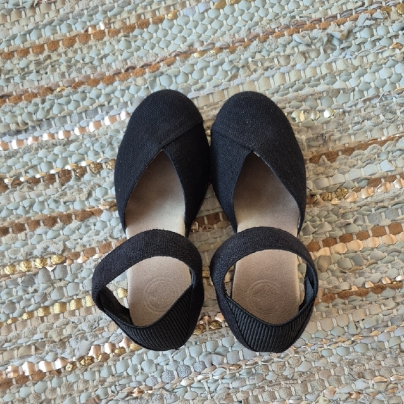 Charleston Shoes Black Wedge Sandals - Picture 5 of 6